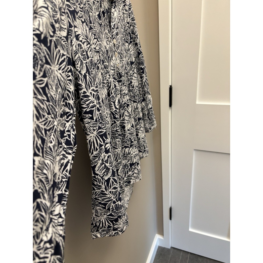 Anne Carson Top Womens M Navy White Leaf Rayon V-Neck Buttons Popover Summer - Picture 5 of 12